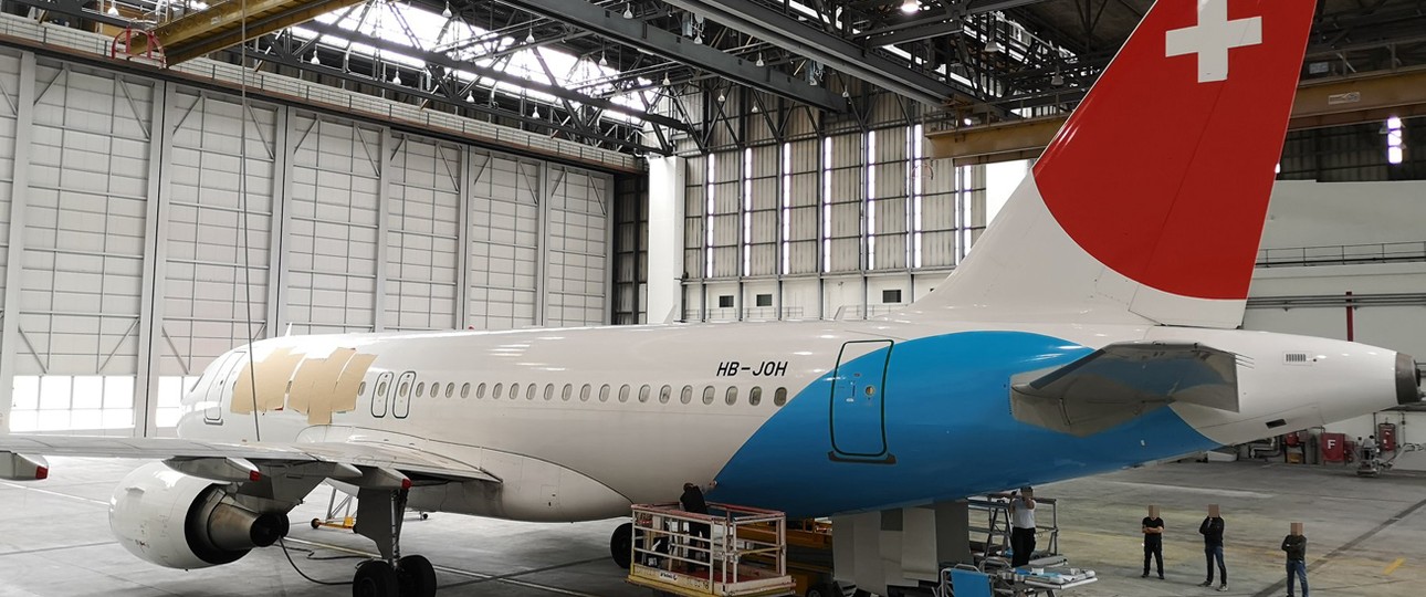 Airbus A319 von Chair Airlines: Zusammenstoß zwischen dem Flieger und einer Tür des Hangars.