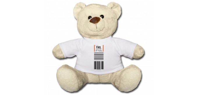 Niedlicher Kuschelteddy mit T-Shirt.