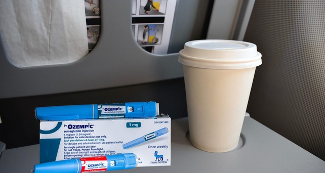 Eine Schachtel Ozempic auf einem Flugzeugtisch: Airlines könnten durch leichtere Reisende Millionengewinne entstehen.