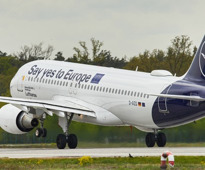 Klassischer A320 von Lufthansa: Die Erhebung vor der Heckflosse ist die Antenne.