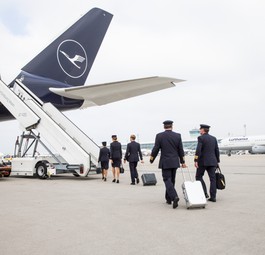 Lufthansa-Crew: In A330, A340 und A350 sollen weniger Flugbegleiter mitfliegen.