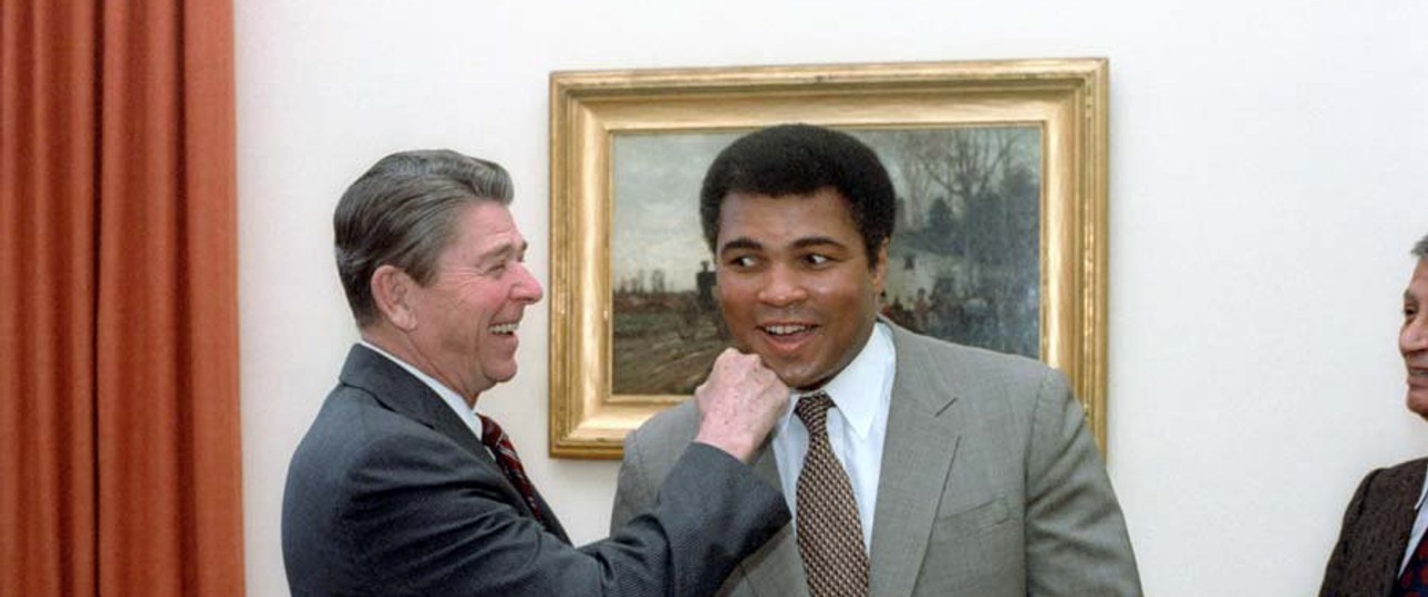 Präsident Ronald Reagan 1983 mit Muhammad Ali: Der Sportler wird nun in seiner Heimatstadt verewigt.