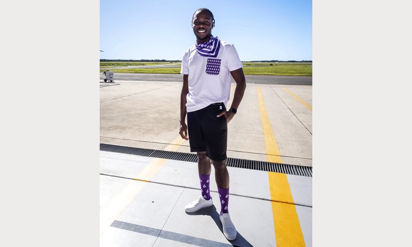 Shorts, Tuch, Sneaker. So sieht eine Variante der Bonza-Uniform aus.