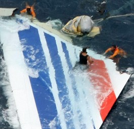 Rettungskräfte bergen die Heckflosse aus dem Meer (Archivbild vom Juni 2009): Keine Überlebenden.