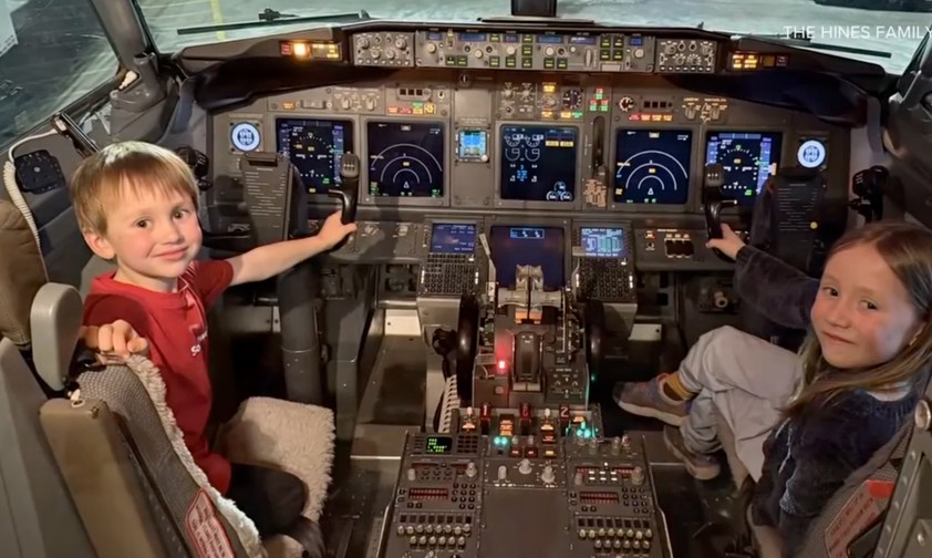 Der Junge mit seiner Schwester im Cockpit einer Southwest-Boeing: Er wurde vim Airlinechef eingeladen.
