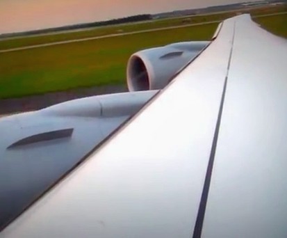 Nur dank der Verspätung konnten die Passagiere beim Start das schöne Licht genießen.