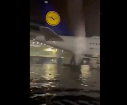 Flughafen Frankfurt am Mittwochabend: Flugzeuge standen tweilweise einen halben Meter tief im Wasser.